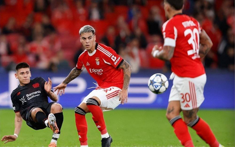 ค่ำคืนแห่งความอัปยศในแชมเปียนส์ลีก! มูรินโญ่เผชิญวิกฤติความมั่นใจหลังพ่ายแพ้เป็นนัดที่สามติดต่อกัน ขณะที่แฟนบอลเดินออกจากสนามด้วยความผิดหวังในช่วงที่ทีมตามหลัง 0-1_มูรินโญ่_เบนฟิก้า_การแข่งขัน