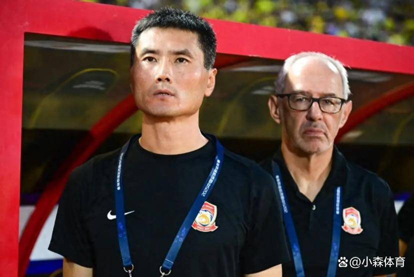 การจากไปของเสี่ยว จิ๋ออี ยืนยันแล้ว; สองตัวเต็งถูกคาดหมายให้รับตำแหน่งผู้จัดการทีมชิงเต่า เวสต์โคสต์ โดยมีเจิ้ง จื้อ เป็นตัวเต็งอันดับหนึ่ง_ทีมชาติ_หยาง เฉิน_เกา หงป๋อ