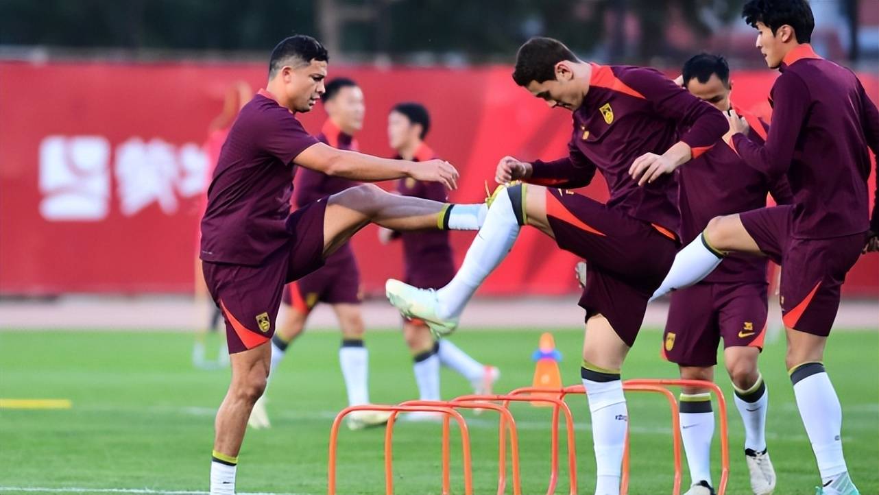 ไม่คาดคิด! เขาเคยเป็นผู้เล่นสำรองให้กับทีมที่เสี่ยงตกชั้นในลีกวันของจีน แต่ตอนนี้กลับได้ตำแหน่งตัวจริงในลีกเอเรอสต์ของเนเธอร์แลนด์_หวัง โบฮาโอ_หวัง หยูดง_จีน