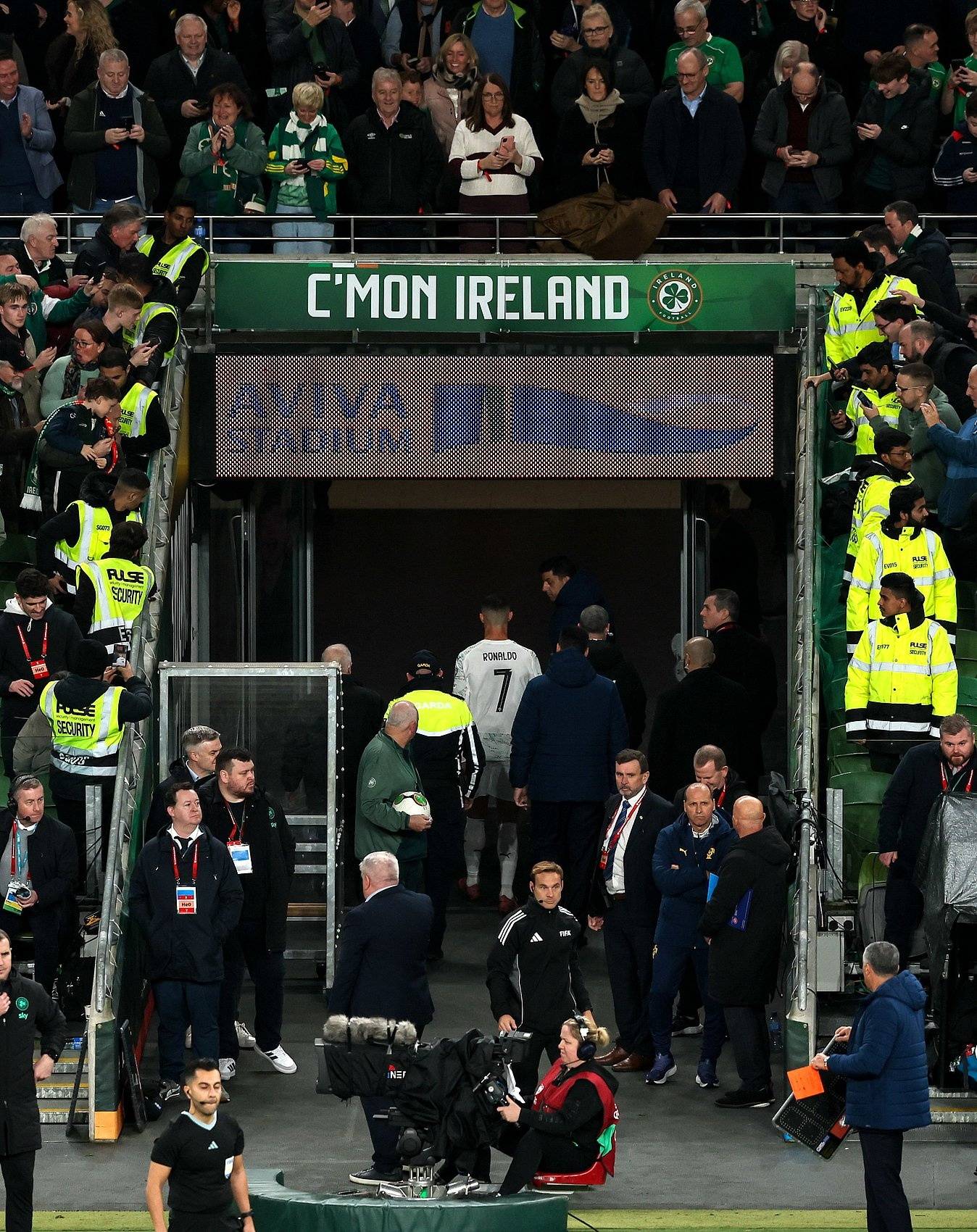 ผู้จัดการที่เคยสนับสนุนเมสซี่ ตอนนี้ต้องมาปกป้องโรนัลโด้ หลังจากเข้ารับตำแหน่งผู้จัดการทีมชาติโปรตุเกส! _มาร์ติเนซ_ ฟุตบอล_ ใบแดง