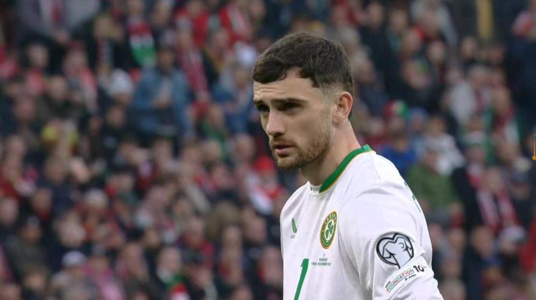 ช่างเป็นบทละครที่น่าทึ่ง! ฮังการีต้องพบกับความเจ็บปวดในบ้าน เมื่อนักเตะที่ถูกทิ้งจากสเปอร์สทำแฮตทริกเพื่อผนึกชัยชนะที่เกือบจะพลาดไป จบการรอคอยฟุตบอลโลก 40 ปี_Pallot_Körösi_Boszlai