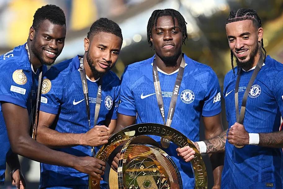 แมนเชสเตอร์ ยูไนเต็ด มีรายงานว่าปฏิเสธข้อเสนอแลกเปลี่ยนสองต่อหนึ่งจากเชลซีเนื่องจากกังวลเรื่องอาการบาดเจ็บ สปอร์ติง ซีพี เอซี มิลาน