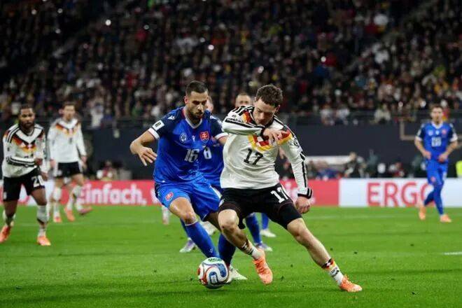 สองผู้เล่นคนสำคัญกลับมาอย่างยิ่งใหญ่! ซุปเปอร์สตาร์วัย 22 ปีของลิเวอร์พูลฉายแววโดดเด่นในนัดเดียว จุดประกายความหวังแชมป์พรีเมียร์ลีกอีกครั้ง_วิร์ตซ์_อลิสซอน_อาร์เซนอล