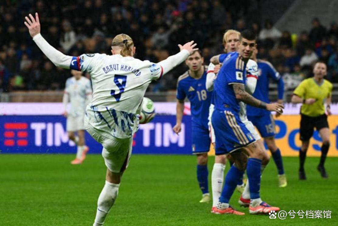 อินเตอร์ มิลาน กลายเป็นแพะรับบาปอีกครั้งเมื่อต้องเผชิญกับการแบล็กเมล์ทางศีลธรรม! สมาคมฟุตบอลอิตาลีกดดันนักเตะคนสำคัญให้ละทิ้งแชมเปียนส์ลีกเพื่อเล่นเพลย์ออฟ ทำให้แฟนบอลเรียกร้องว่า: ใครจะรับผิดชอบต่อการเสียสละเหล่านี้? _เซเรีย อา_ โรม่า _เซเรีย อา_