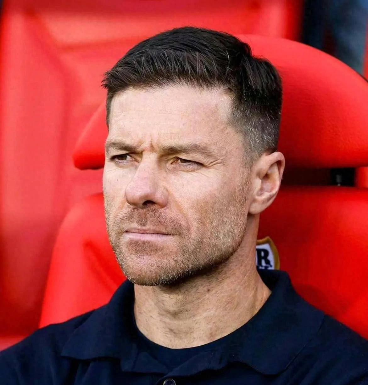 ความโกลาหลทั้งหมด! สื่อสเปนเปิดเผยว่า อลอนโซไม่สามารถควบคุมห้องแต่งตัวของเรอัล มาดริดได้ เสี่ยงต่อการเกิดเหตุการณ์ซ้ำรอยการล้มเหลวของอันเชล็อตติ!_ผู้จัดการ_นักเตะ_วินิซิอุส