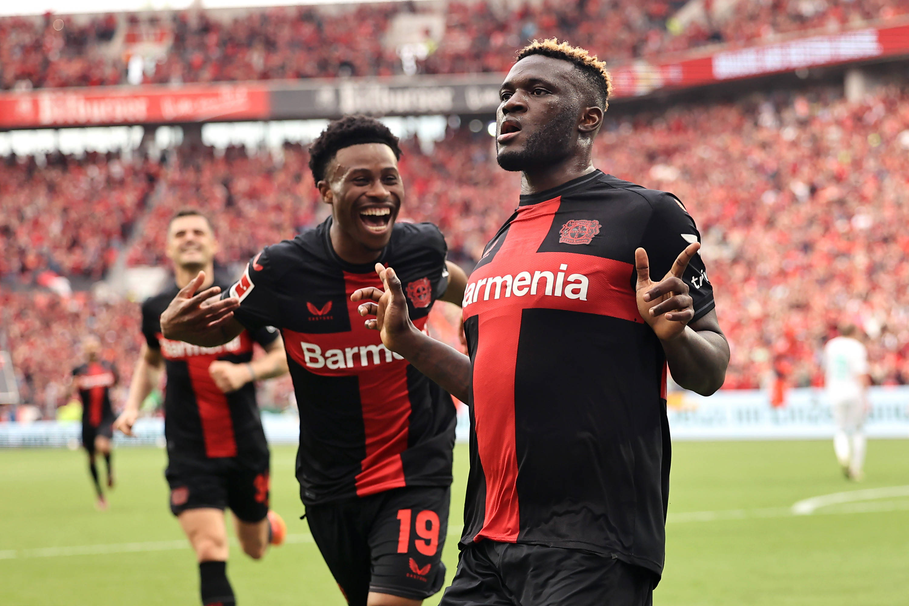 กริมัลโด้จ่ายบอลให้มาซซ่าทำประตูชัย เลเวอร์คูเซ่นเฉือนดอร์ทมุนด์ 1-0; การตัดสินที่เป็นประเด็นจุดประกายการถกเถียง การโจมตี | โอกาส | โบรุสเซีย ดอร์ทมุนด์