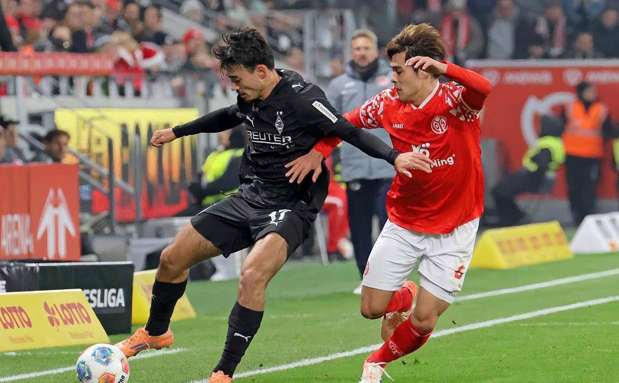 0-1 พ่ายแพ้อย่างหวุดหวิด! กองหลังชาวเยอรมันวัย 32 ปีทำเข้าประตูตัวเอง ส่งผลให้กลัดบัคยุติสถิติไร้ชัย ขณะที่ไมนซ์แพ้ติดต่อกันเป็นนัดที่สาม ผลการแข่งขัน | ทีม