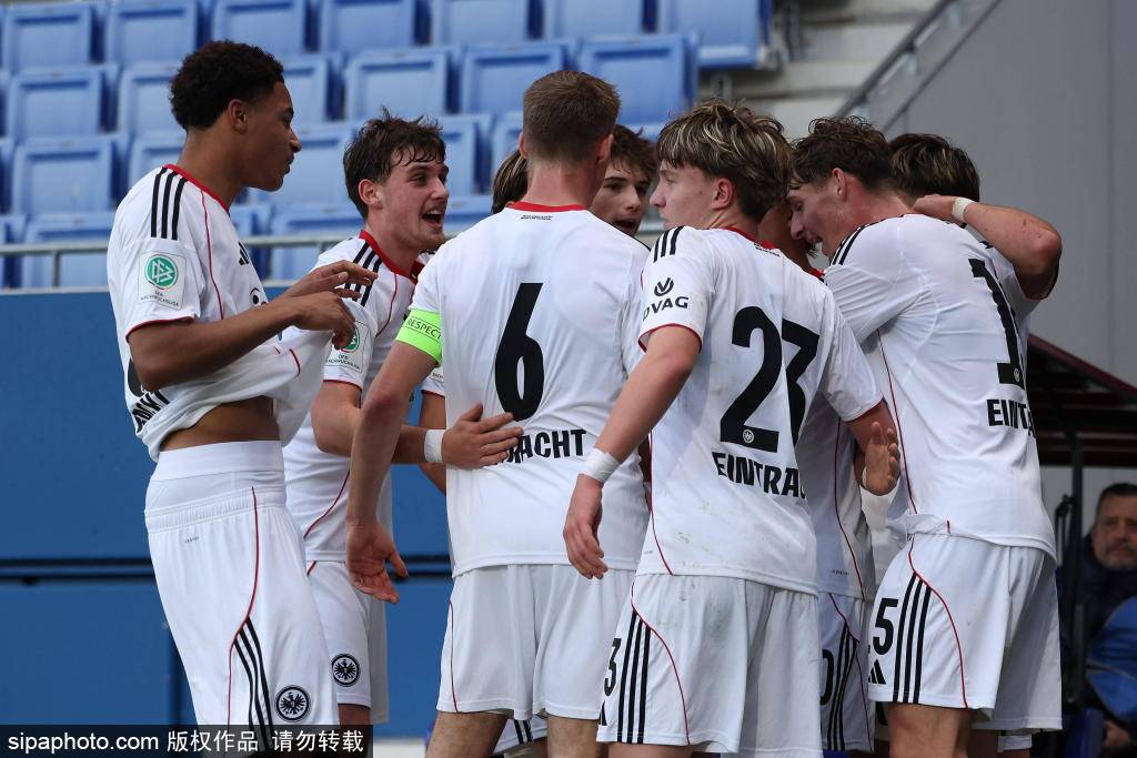 สโมสรกีฬา Guadalajara เป็นเจ้าภาพต้อนรับบาร์เซโลนา: เมืองเล็กต้อนรับการแข่งขันฟุตบอลเฉลิมฉลอง | ความท้าทาย | เปเร มาร์ตี