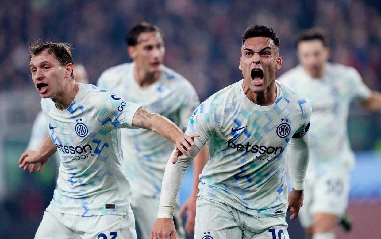 อันดับเซเรียอาเปลี่ยนแปลง: เอซี มิลาน เสมอ, อินเตอร์ มิลาน ชนะ, นาโปลี พ่ายแพ้ นำไปสู่การสลับอันดับสามครั้งใหญ่ แมตช์: สนามเหย้า: โรม