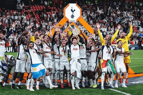 วันอาทิตย์ 009 พรีเมียร์ลีก: คริสตัล พาเลซ พบ ท็อตแน่ม ฮ็อตสเปอร์ ดาร์บี้ลอนดอน: การปะทะชี้ชะตา คำสาปสนามเหย้าปะทะขุมกำลังแนวรับที่พรุนศึก ศึกป้องกันประตูหยุดสถิติย่ำแย่ หัวใจเกมรับ เซลเฮิร์สท์ พาร์ค