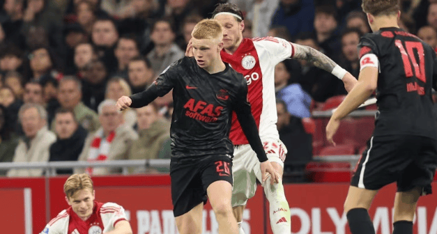 สองประตูและห้าแอสซิสต์! มิดฟิลด์อัจฉริยะวัย 19 ปีแจ้งเกิดอย่างยิ่งใหญ่ พร้อมค่าตัว 60 ล้านยูโร ท่ามกลางการแย่งชิงจากห้าทีมยักษ์ใหญ่ยุโรป_AZ อัลค์มาร์_ยุโรป