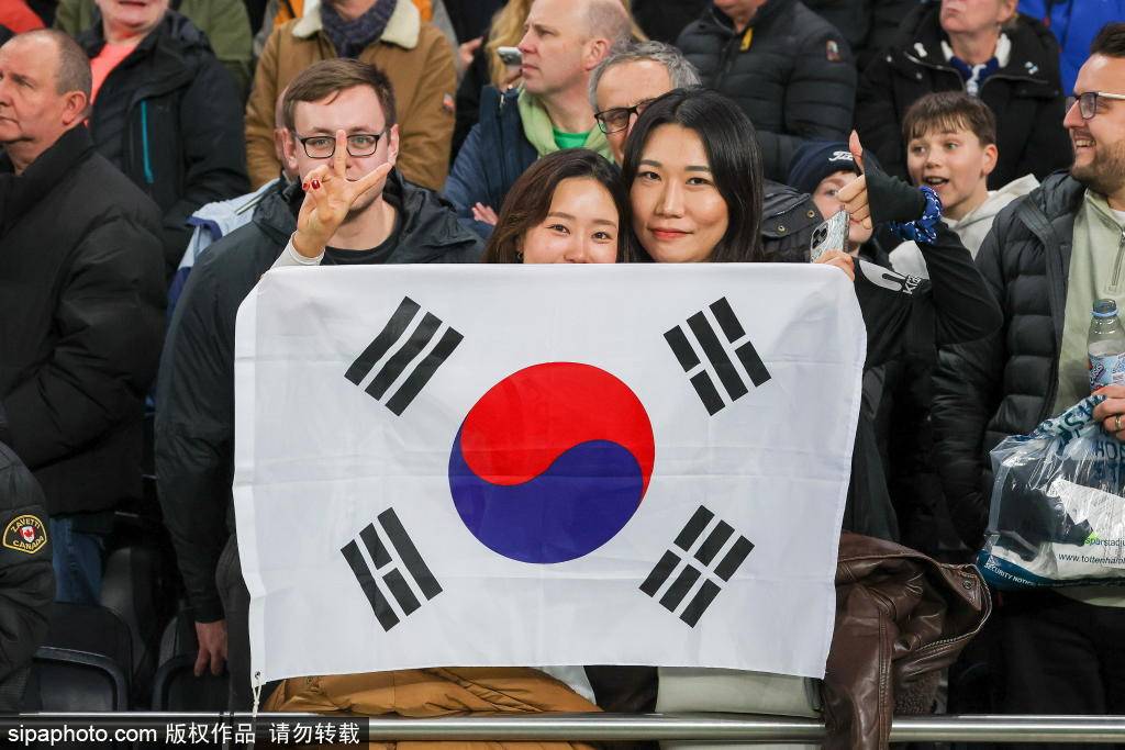 ผู้จัดการทีมท็อตแน่ม ฮ็อตสเปอร์ ฟรังก์: เราทำตัวได้ดี แต่ไม่สามารถทำประตูได้จากโอกาสของเรา. การสนับสนุนจากแฟนบอลคือสิ่งที่ผลักดันเรา! _การแข่งขัน_ _การโจมตี_ _ครึ่งแรก_