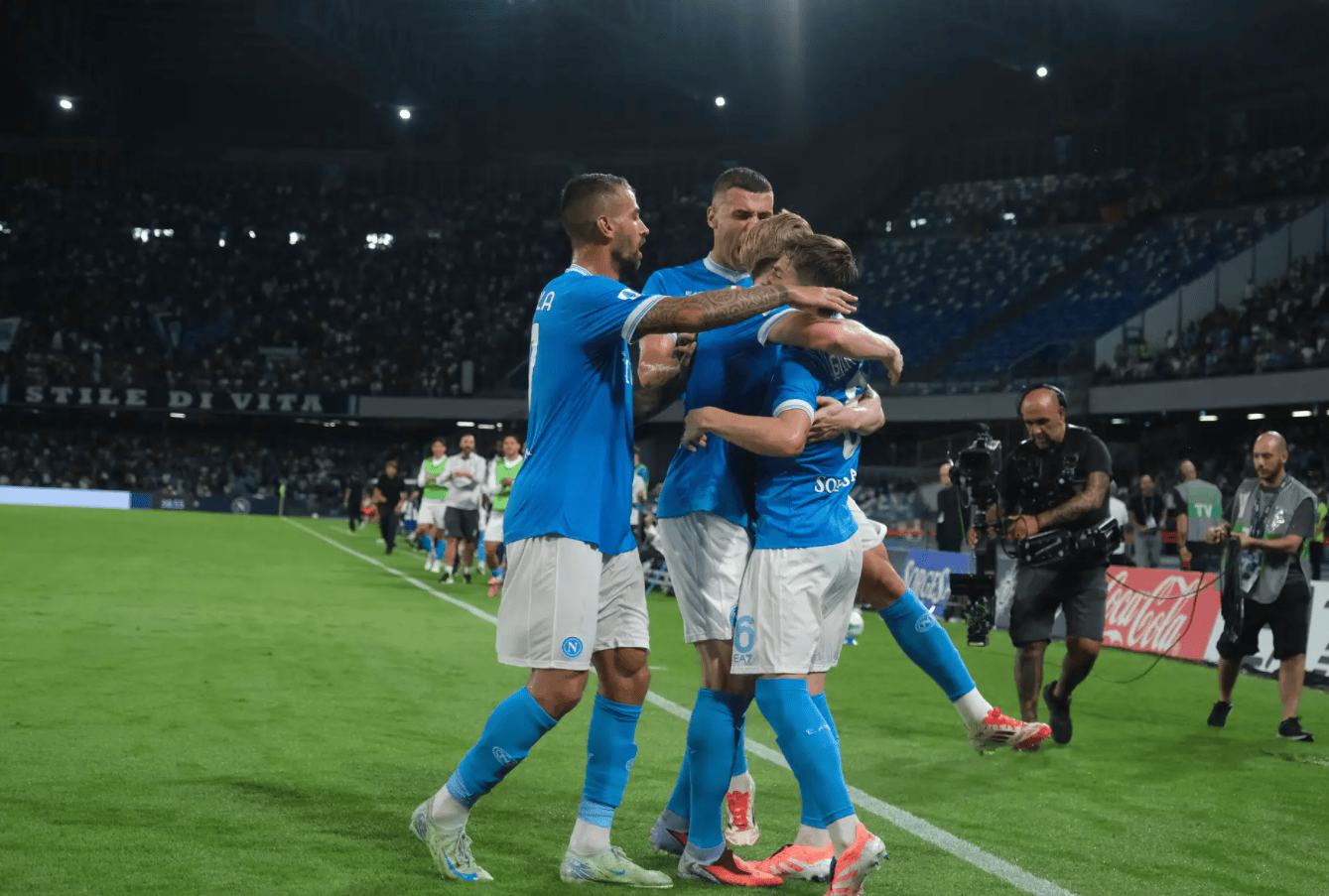 ค่ำคืนแห่งฟุตบอลที่เต็มไปด้วยความสูงต่ำ! บาร์เซโลน่าถล่มคู่แข่ง 5-0 เข้าสู่รอบชิงชนะเลิศ อินเตอร์ มิลาน รักษาตำแหน่งผู้นำด้วยชัยชนะ 2-0 นาโปลีสร้างความตกใจด้วยผลเสมอ 2-2 เชลซีพ่ายแพ้ 1-2 ฤดูกาล_แชมเปียนส์ลีก_อินเตอร์ มิลาน