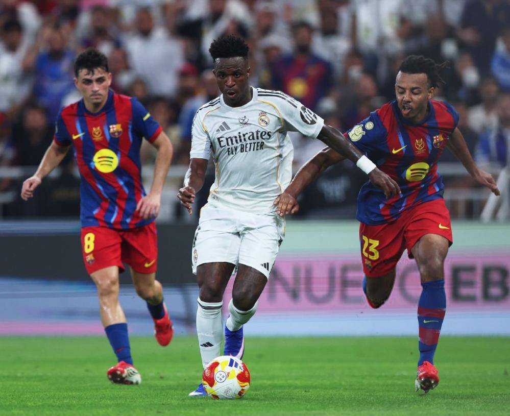 เป้าหมายของเซียง หวงเทียน กลายเป็นความไร้ผล เมื่อบาร์เซโลนาล้างแค้นเรอัล มาดริด 3-2 เลวานดอฟสกี้เข้าร่วมกลุ่มสุดยอดกับเมสซีและโรนัลโดด้วยสองประตู