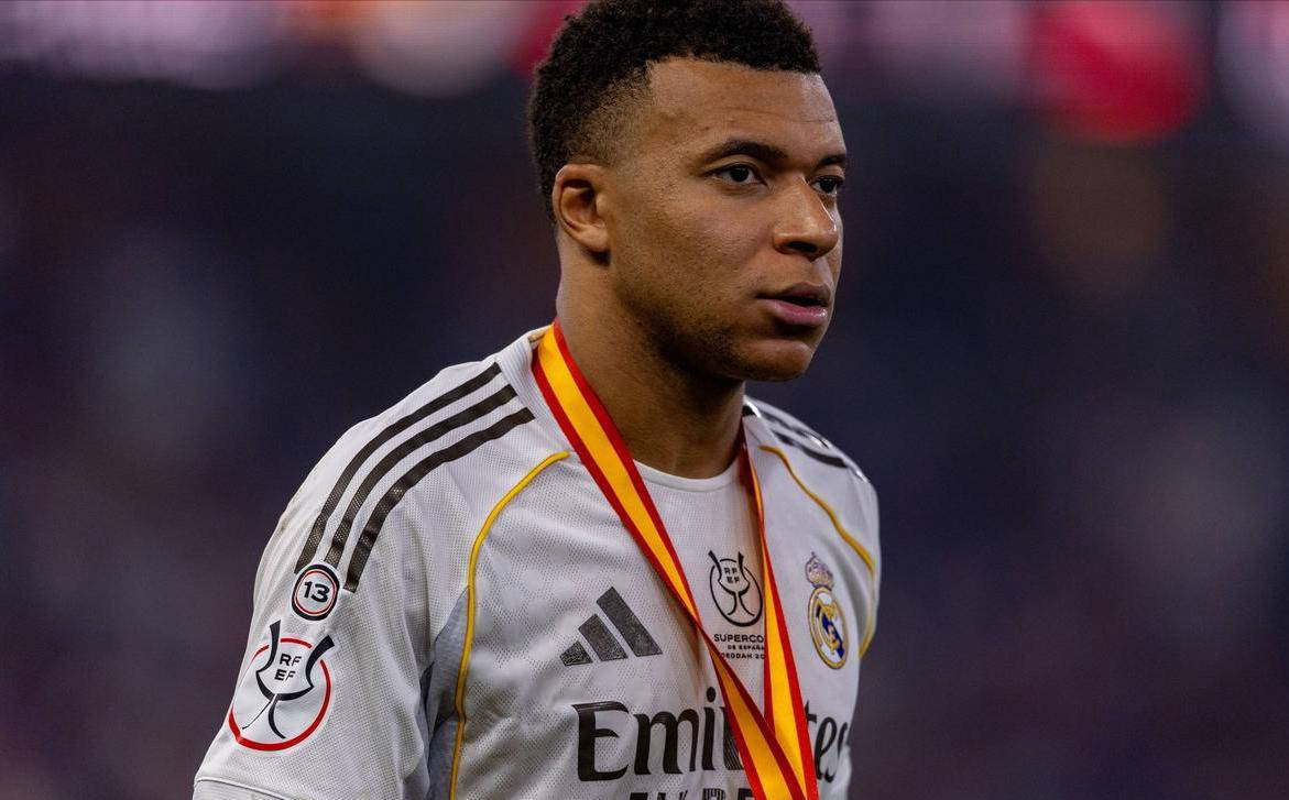 อลอนโซส่งสัญญาณให้ทีมของเขาจัดแถวเกียรติยศให้กับบาร์เซโลนา แต่เอ็มบัปเป้กลับนำทีมเรอัล มาดริดทั้งหมดออกจากสนามอย่างเงียบๆ สร้างความขัดแย้ง