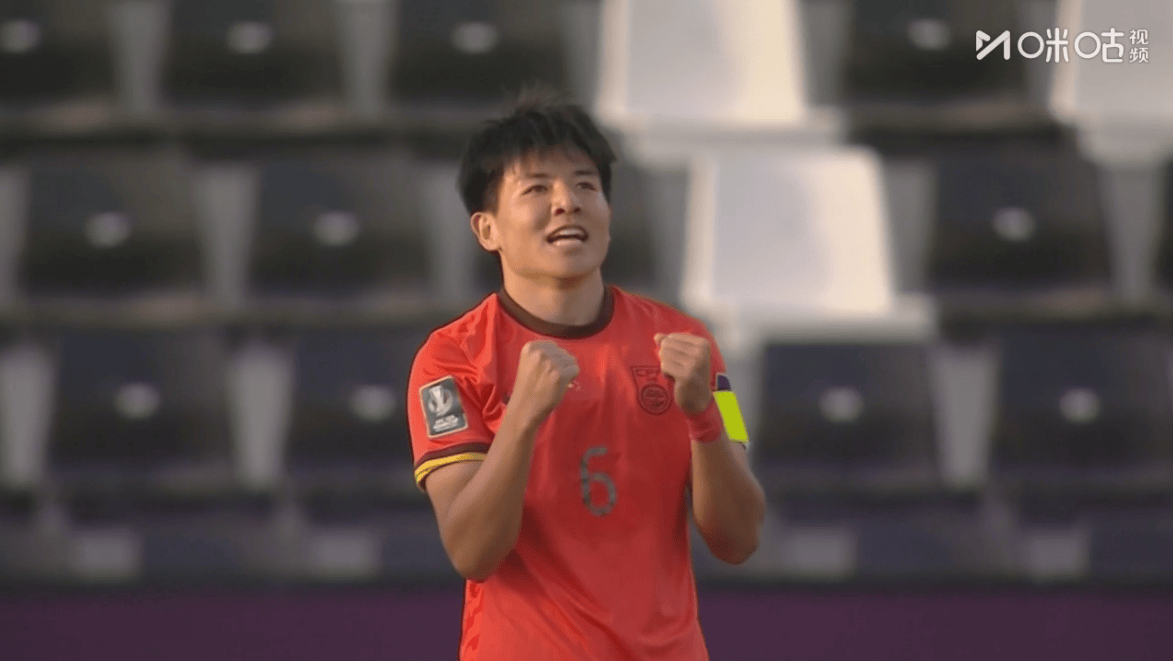 แล้วนักเตะที่แปลงสัญชาติหลายคนล่ะ! หลังจบการแข่งขัน กัปตันทีมชาติชุดยู-23 กำหมัดแน่นเพื่อเฉลิมฉลองการผ่านเข้ารอบ: ฝ่ายตรงข้ามนอนอยู่บนพื้น ปิดหน้าด้วยความเศร้า