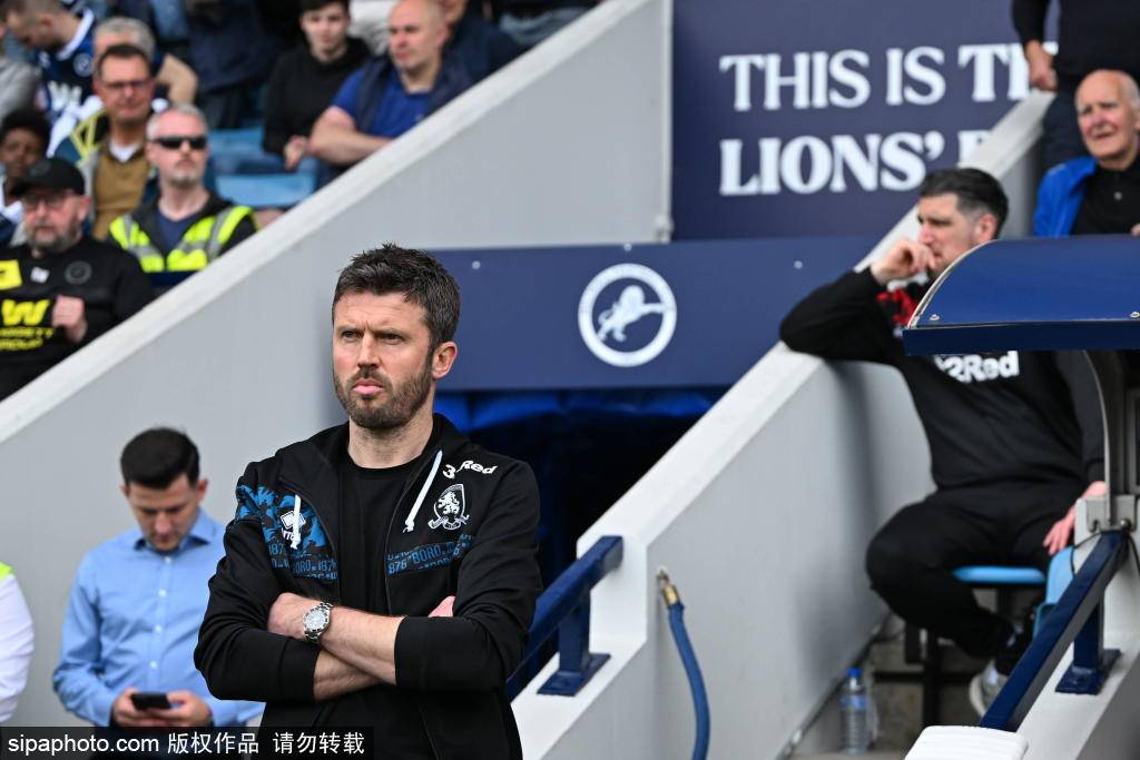 ผู้จัดการการแชร์รถยนต์ของแมนเชสเตอร์ ยูไนเต็ด! ไมเคิล คาร์ริค รับหน้าที่ก่อนรุ่งสาง เริ่มวันแรกของการฝึกซ้อม 'การไถ่บาป' กับทีมป้องกันของวูดเกต_ทีม_อาร์เซนอล