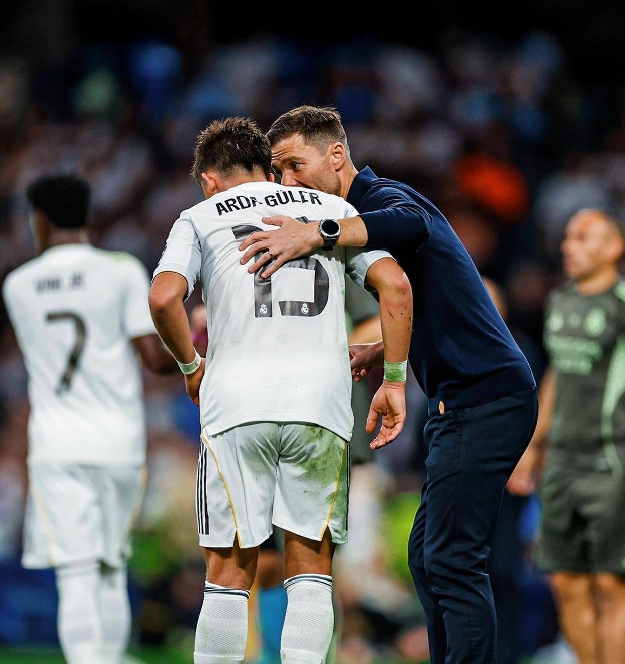 ตื่นขึ้นมาพบว่าเรอัล มาดริดได้ปลดผู้จัดการทีมอีกครั้ง! เอ็มบัปเป้ส่งความปรารถนาดีถึงอลอนโซ: