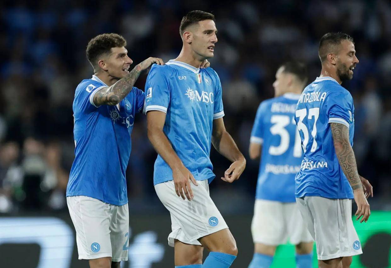 ค่ำคืนแห่งความพลิกล็อกของฟุตบอล! แมนเชสเตอร์ ยูไนเต็ด หยุดสถิติชนะรวดที่ 1-1, เชลซี เสมอ 2-2 อย่างน่าตกใจ, ท็อตแน่ม ฮ็อตสเปอร์ ยังคงไร้ชัยเป็นนัดที่แปด 1-2, นาโปลี ตกรอบด้วยสกอร์รวม 7-8_ลีกชั้นนำห้าลีก_พรีเมียร์ลีก_แชมเปียนส์ลีก