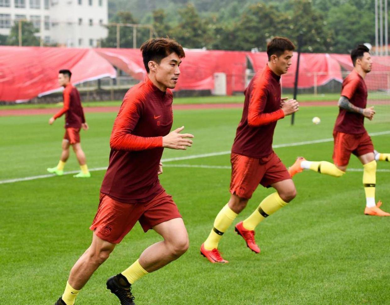 การทดลองของเสี่ยว จิ๋ออี๋ กับทีมชาติเยอรมัน: การจัดแนวรับสามเซ็นเตอร์แบ็คจะสามารถเขียนชะตาใหม่ได้จริงหรือไม่?_กลยุทธ์_ฟุตบอล_จีน