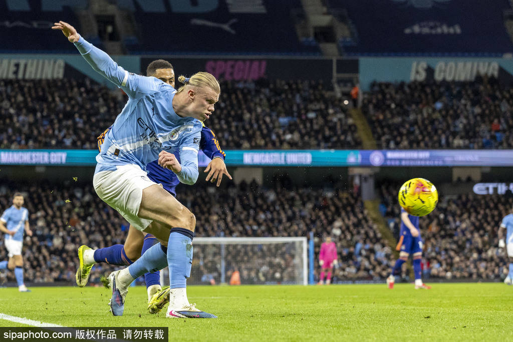 พรีเมียร์ลีก - โอ'ไรลีย์ทำสองประตู, ฮาแลนด์แอสซิสต์: แมนซิตี้ 2-1 นิวคาสเซิล, ตามหลังอาร์เซนอลเพียงสองแต้ม _มาร์มูช_ การส่งบอล_อาร์เซนอล