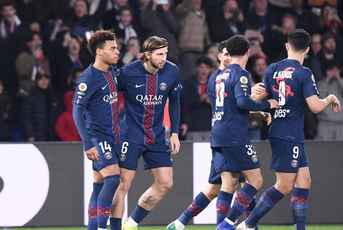 ปารีส แซงต์-แชร์กแมง ถล่ม เม็ตซ์ 3-0 คว้าชัยขึ้นนำจ่าฝูงลีกเอิง ขณะที่ เลนส์ ทีมม้ามืด พ่ายพลิกล็อกแพ้คาบ้าน ร่วงไปอยู่อันดับสอง