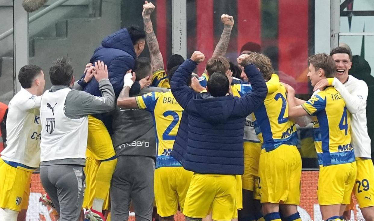 อัปเดตอันดับล่าสุดของเซเรียอา: สองทีมยักษ์ใหญ่พ่ายแพ้, โรม่าชนะอย่างเหนือชั้นขยายคะแนนนำเป็นสี่แต้มเหนือยูเวนตุส_มิลาน_นาโปลี_อินเตอร์