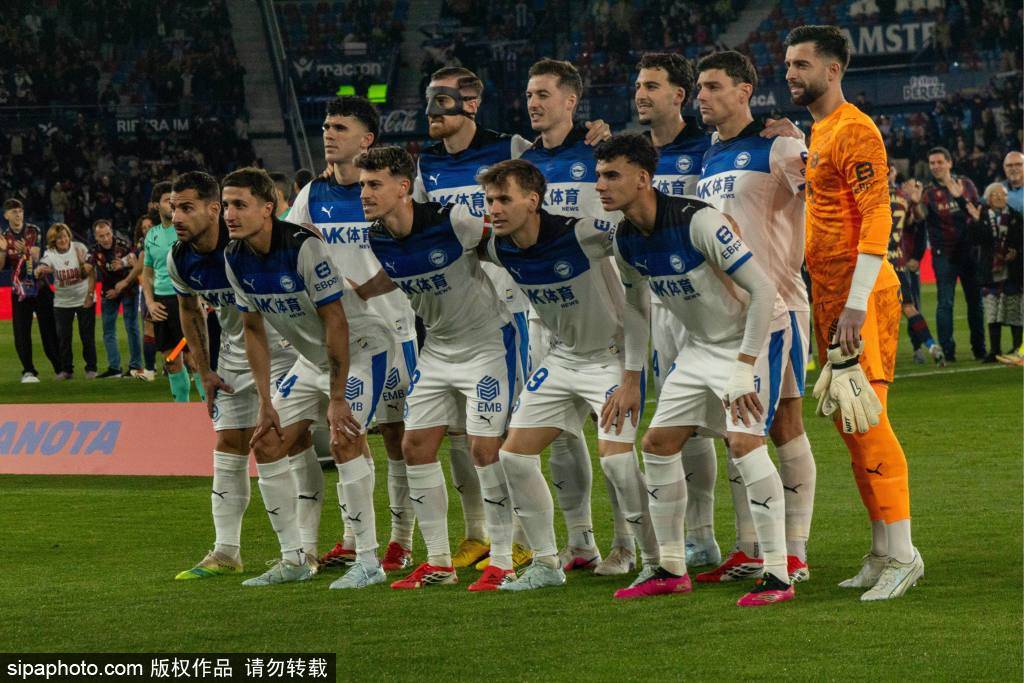 คาร์ลอส อัลบาเรซ: การเฉลิมฉลองครบรอบ 100 ปีและปัญหาอาการบาดเจ็บ: การแข่งขันกับแฟนบอลเลบันเต้