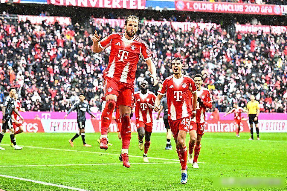 แฟนบาเยิร์นโวยวายกันใหญ่? ขอเถอะ! เป้าหมายที่แท้จริงของบาร์ซ่าไม่ใช่เคน แต่เป็นเขา! _อัลวาเรซ_ กองหน้าตัวเป้า_ แมนเชสเตอร์ ซิตี้