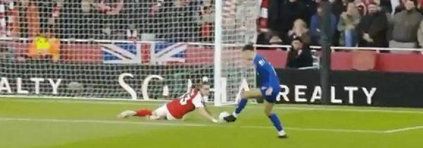 Carafiori แสดงให้เห็นถึงความโล่งใจของแมงป่องหางสวิงและแฟน ๆ มือปืนกล่าวว่า: การแสดงนี้ไม่ควรให้รูปปั้นแก่เขาหรือไม่ _defense_arsenal_laya